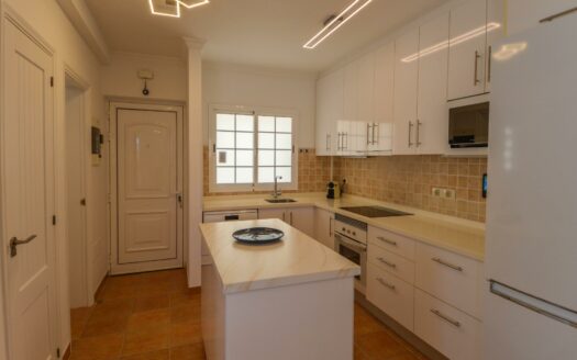 Wunderschöne Doppelhaushälfte mit privatem Pool, Garage und Meerblick