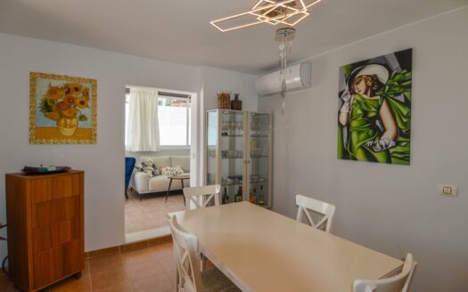 Wunderschöne Doppelhaushälfte mit privatem Pool, Garage und Meerblick