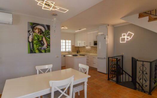 Wunderschöne Doppelhaushälfte mit privatem Pool, Garage und Meerblick