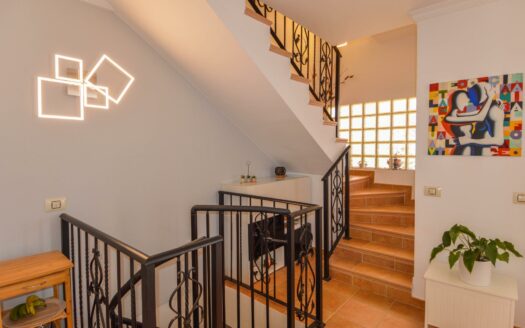 Wunderschöne Doppelhaushälfte mit privatem Pool, Garage und Meerblick