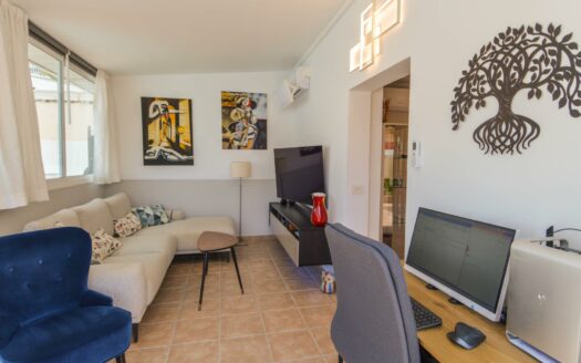 Wunderschöne Doppelhaushälfte mit privatem Pool, Garage und Meerblick