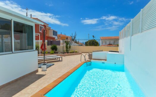 Wunderschöne Doppelhaushälfte mit privatem Pool, Garage und Meerblick