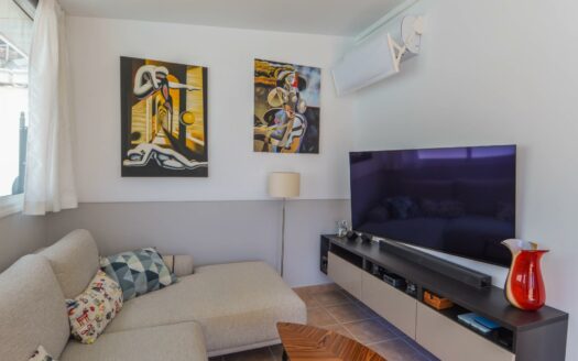 Wunderschöne Doppelhaushälfte mit privatem Pool, Garage und Meerblick