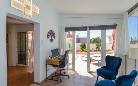 Wunderschöne Doppelhaushälfte mit privatem Pool, Garage und Meerblick