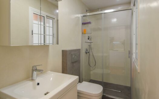 Wunderschöne Doppelhaushälfte mit privatem Pool, Garage und Meerblick