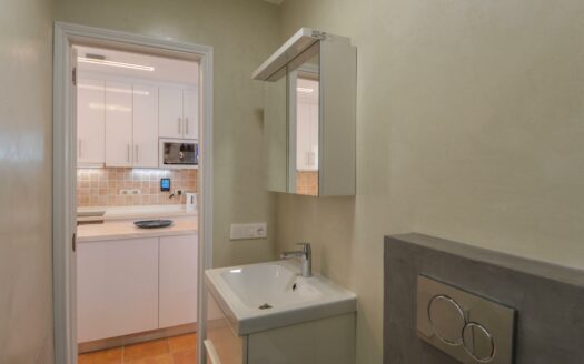 Wunderschöne Doppelhaushälfte mit privatem Pool, Garage und Meerblick