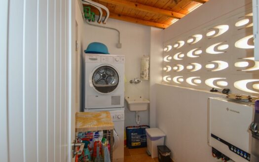 Wunderschöne Doppelhaushälfte mit privatem Pool, Garage und Meerblick