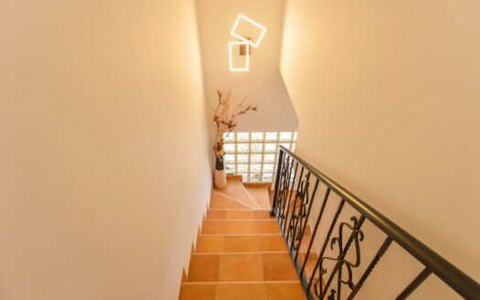 Wunderschöne Doppelhaushälfte mit privatem Pool, Garage und Meerblick