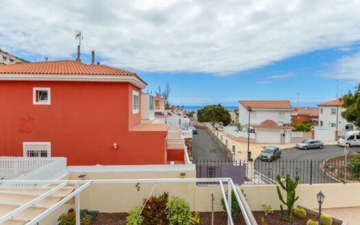 Wunderschöne Doppelhaushälfte mit privatem Pool, Garage und Meerblick