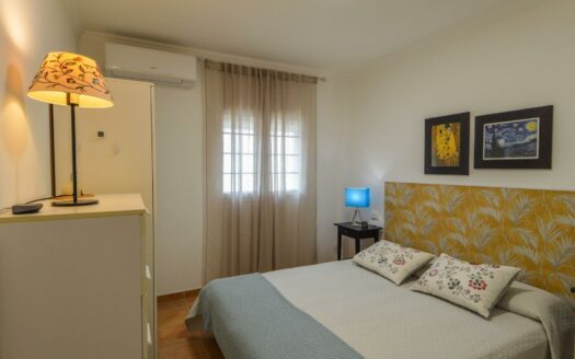 Wunderschöne Doppelhaushälfte mit privatem Pool, Garage und Meerblick