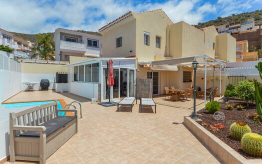 Wunderschöne Doppelhaushälfte mit privatem Pool, Garage und Meerblick