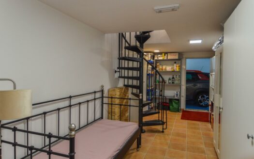 Wunderschöne Doppelhaushälfte mit privatem Pool, Garage und Meerblick