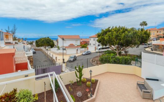 Wunderschöne Doppelhaushälfte mit privatem Pool, Garage und Meerblick