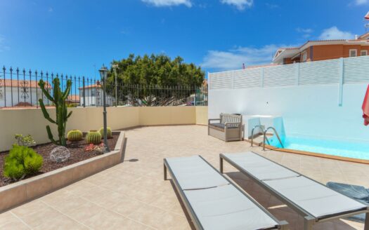 Wunderschöne Doppelhaushälfte mit privatem Pool, Garage und Meerblick