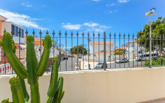 Wunderschöne Doppelhaushälfte mit privatem Pool, Garage und Meerblick
