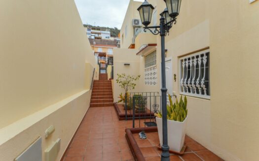 Wunderschöne Doppelhaushälfte mit privatem Pool, Garage und Meerblick