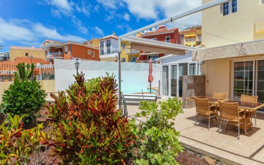 Wunderschöne Doppelhaushälfte mit privatem Pool, Garage und Meerblick