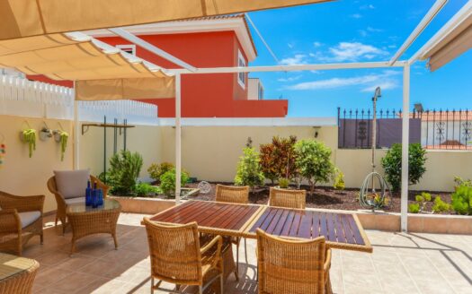 Wunderschöne Doppelhaushälfte mit privatem Pool, Garage und Meerblick