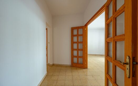 Unique opportunity in Plaza de la Concordia: spacious flat with outdoor areas and excellent potential