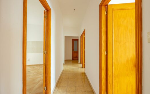 Unique opportunity in Plaza de la Concordia: spacious flat with outdoor areas and excellent potential