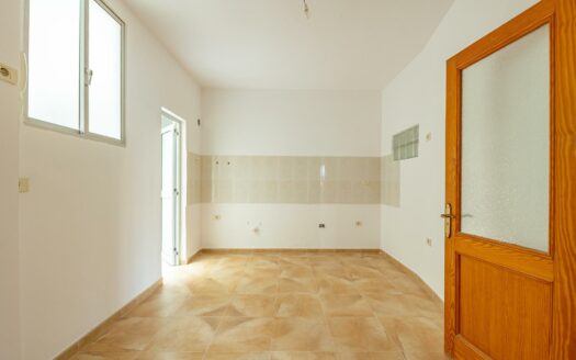 Unique opportunity in Plaza de la Concordia: spacious flat with outdoor areas and excellent potential