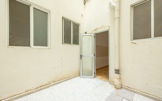 Unique opportunity in Plaza de la Concordia: spacious flat with outdoor areas and excellent potential