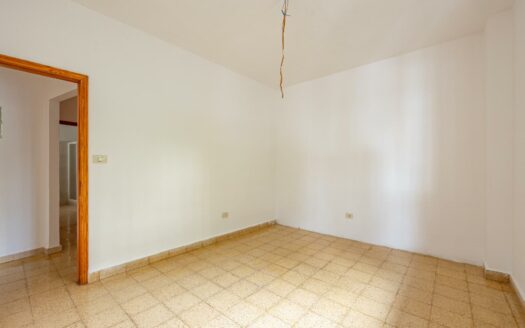Unique opportunity in Plaza de la Concordia: spacious flat with outdoor areas and excellent potential