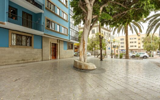 Unique opportunity in Plaza de la Concordia: spacious flat with outdoor areas and excellent potential