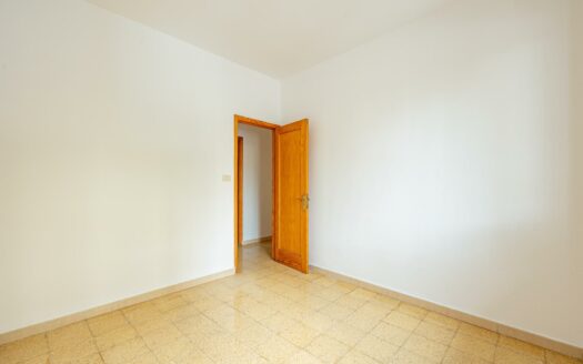 Unique opportunity in Plaza de la Concordia: spacious flat with outdoor areas and excellent potential