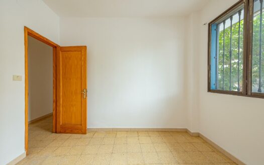 Unique opportunity in Plaza de la Concordia: spacious flat with outdoor areas and excellent potential