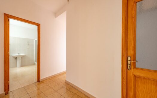 Unique opportunity in Plaza de la Concordia: spacious flat with outdoor areas and excellent potential