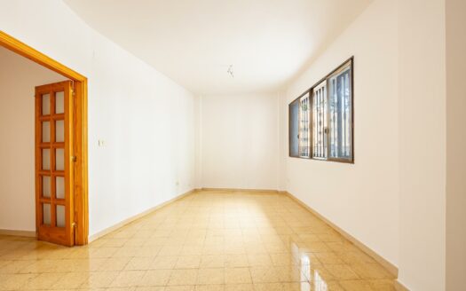 Unique opportunity in Plaza de la Concordia: spacious flat with outdoor areas and excellent potential