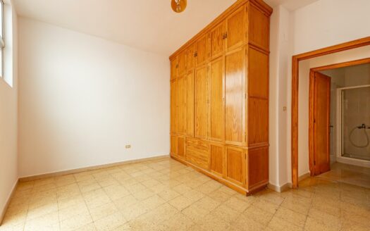 Unique opportunity in Plaza de la Concordia: spacious flat with outdoor areas and excellent potential