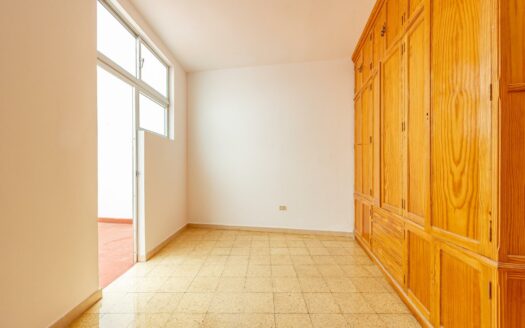 Unique opportunity in Plaza de la Concordia: spacious flat with outdoor areas and excellent potential