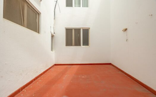 Unique opportunity in Plaza de la Concordia: spacious flat with outdoor areas and excellent potential