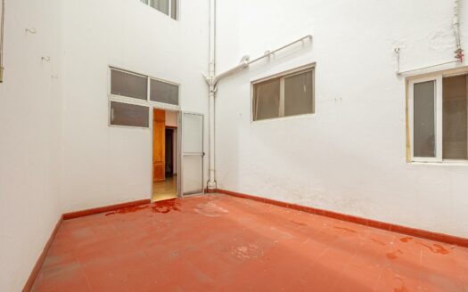 Unique opportunity in Plaza de la Concordia: spacious flat with outdoor areas and excellent potential