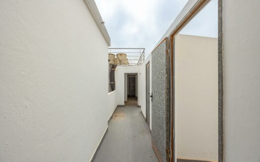 Unique opportunity in Plaza de la Concordia: spacious flat with outdoor areas and excellent potential