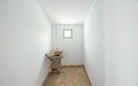 Unique opportunity in Plaza de la Concordia: spacious flat with outdoor areas and excellent potential