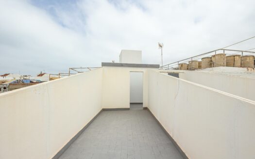 Unique opportunity in Plaza de la Concordia: spacious flat with outdoor areas and excellent potential