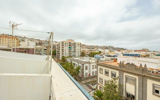 Unique opportunity in Plaza de la Concordia: spacious flat with outdoor areas and excellent potential