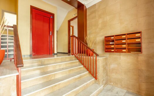 Unique opportunity in Plaza de la Concordia: spacious flat with outdoor areas and excellent potential