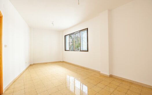 Unique opportunity in Plaza de la Concordia: spacious flat with outdoor areas and excellent potential