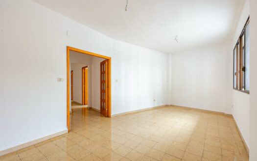 Unique opportunity in Plaza de la Concordia: spacious flat with outdoor areas and excellent potential