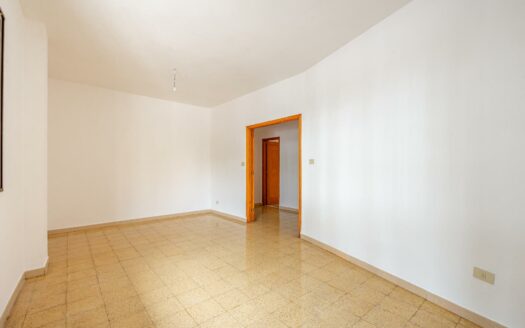 Unique opportunity in Plaza de la Concordia: spacious flat with outdoor areas and excellent potential