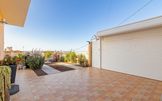 Chalet de 2 plantas con vistas al mar