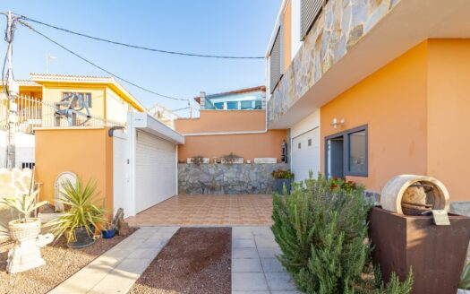 Chalet de 2 plantas con vistas al mar