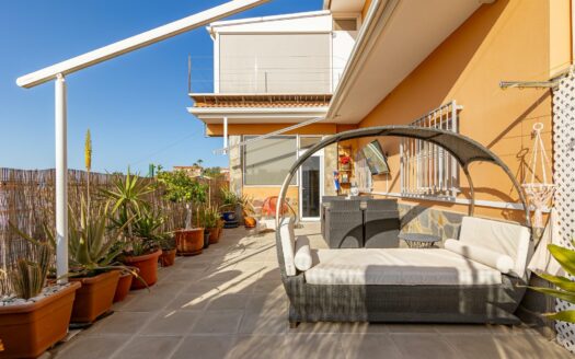 Chalet de 2 plantas con vistas al mar