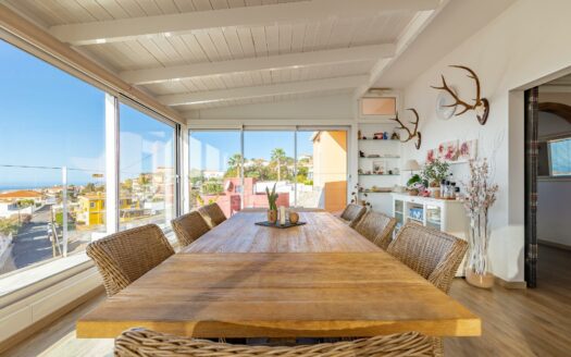 Chalet de 2 plantas con vistas al mar