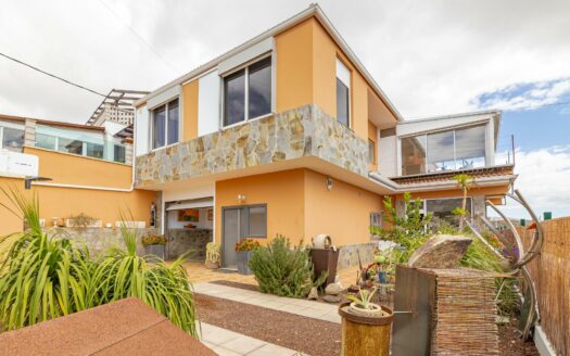 Chalet de 2 plantas con vistas al mar