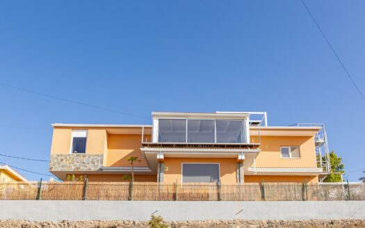 Chalet de 2 plantas con vistas al mar